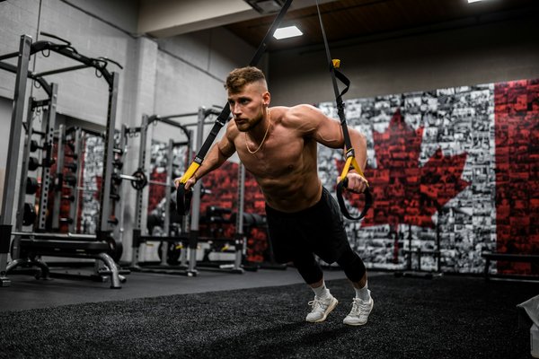 Quels exercices de musculation sont les plus efficaces pour renforcer les muscles du tronc chez les pratiquants de planche à voile?